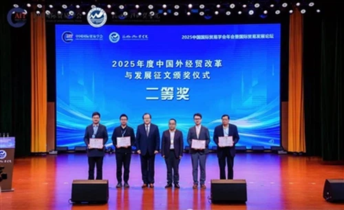 Wu Renshan, ordförande för HATMRI, fick ett pris